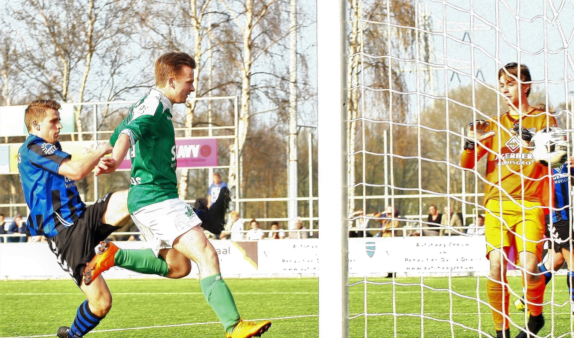 Jasper Koning (SEV) schiet één van zijn 3 doelpunten tegen Blauw Zwart binnen (foto: AW).