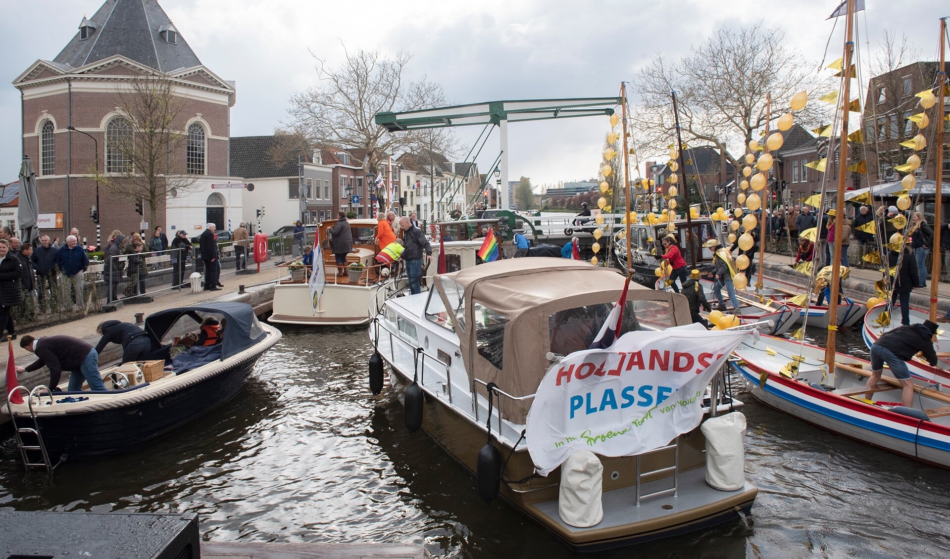 Een drukte van belang in de sluis te Leidschendam bij de opening van het watersportseizoen (foto: Michel Groen).