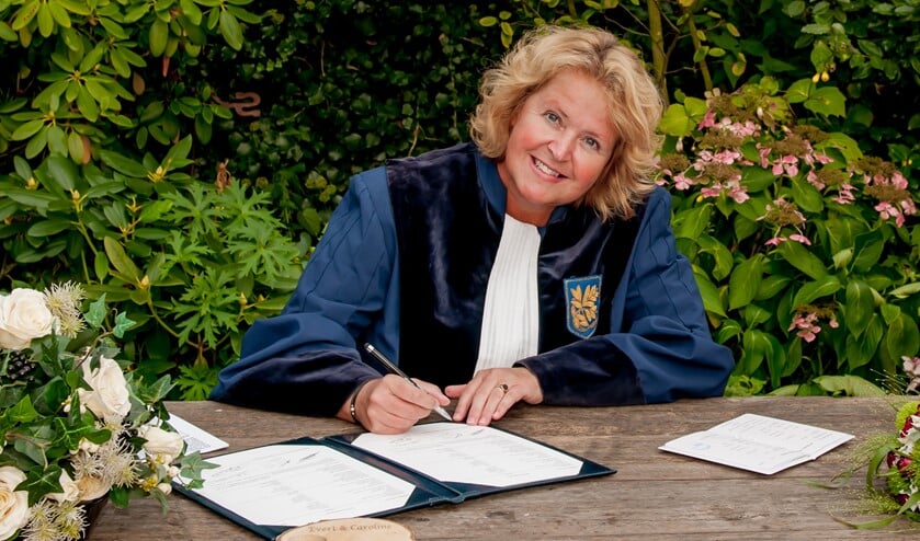 Ivonne de Natris uit Voorburg is de winnaar van de Award 2018-2019 voor beste Trouwambtenaar (Foto: FotoKonijnenburg).