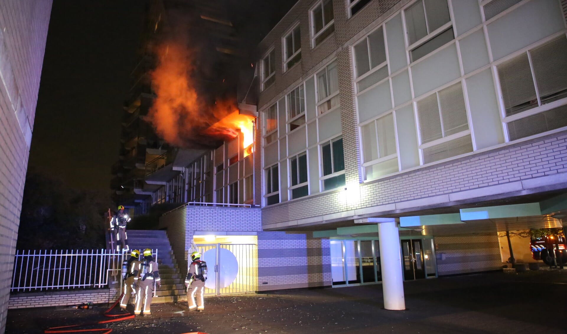 De vlammen slaan uit de getroffen woning (foto: Roy Wolters, Regio15).