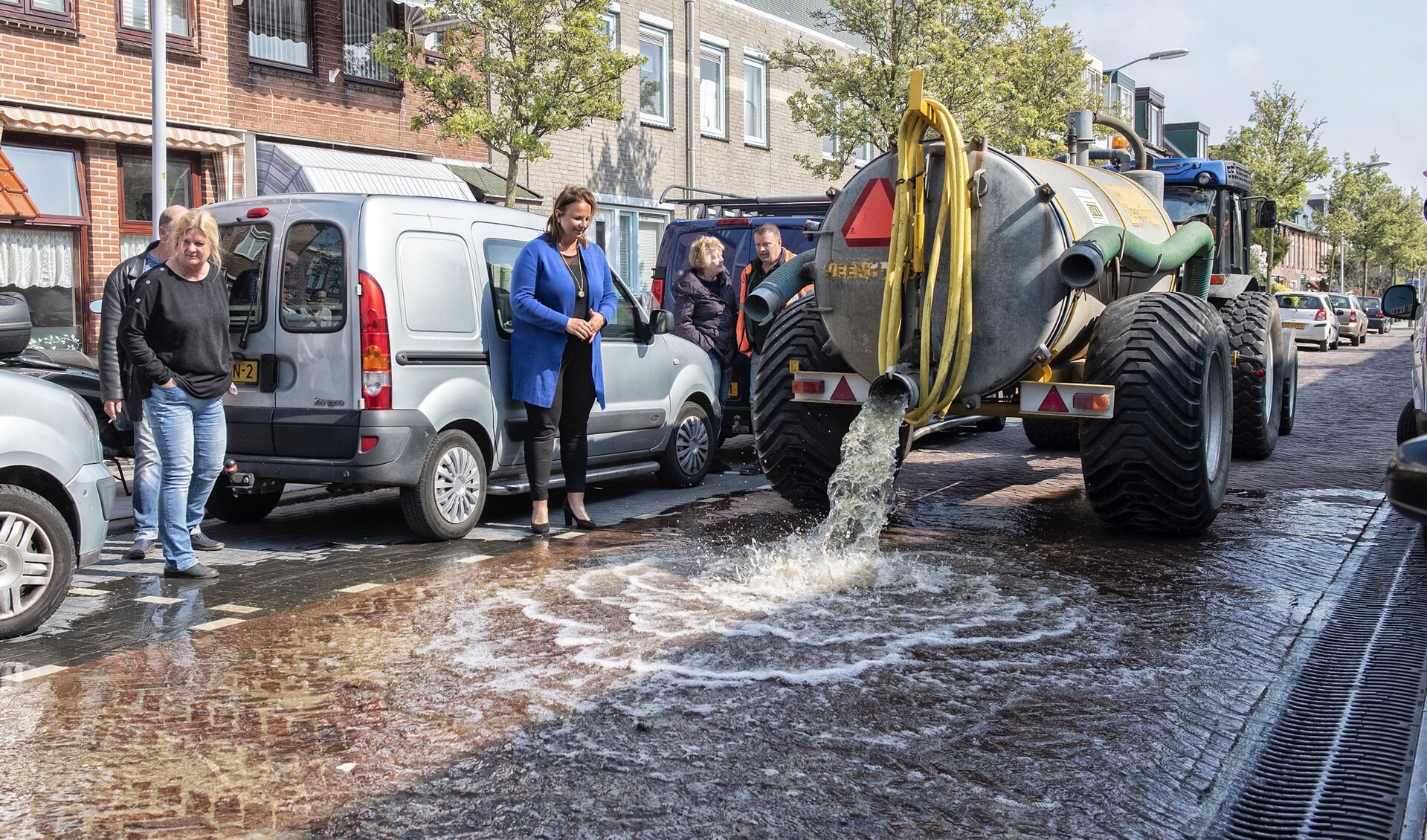Door het legen van een watertank werd een regenbui nagebootst. Wethouder Stemerdink hield het nog net droog (foto: Michel Groen).