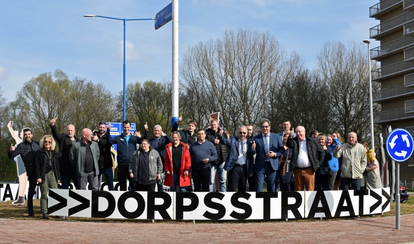 De (vastgoed)ondernemers van de Dorpsstraat gaan de winkelstraat nog sfeervoller maken. Tekst en foto: Renate Mamber