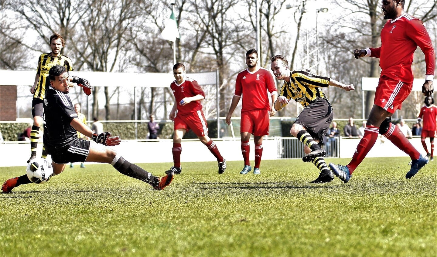 Kamiel Grapendaal (Wilhelmus) scoort hier de 1e van 6 doelpunten voor zijn club (foto: AW).