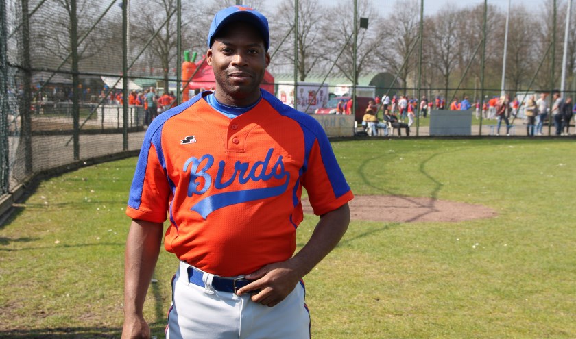 Francisco Richardson aan de rand van het honkbalveld van Birds. Foto: Fred Versluis