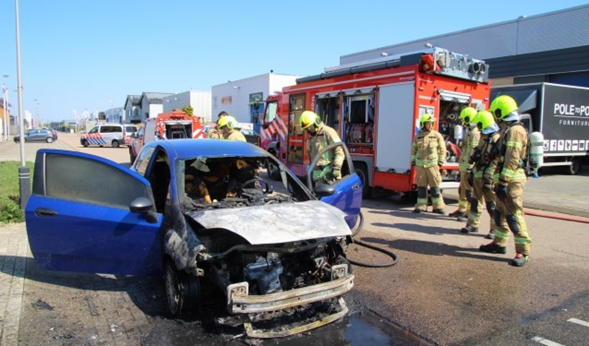 De auto was net opgehaald uit een garage, toen het voertuig vlam vatte. (Foto: Spa Media)