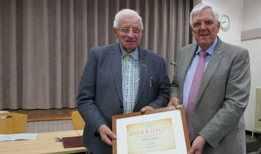 Voorzitter Jan de Ruiter overhandigde Bob Switzar de hierbij behorende oorkonde. Foto: Jan van Es