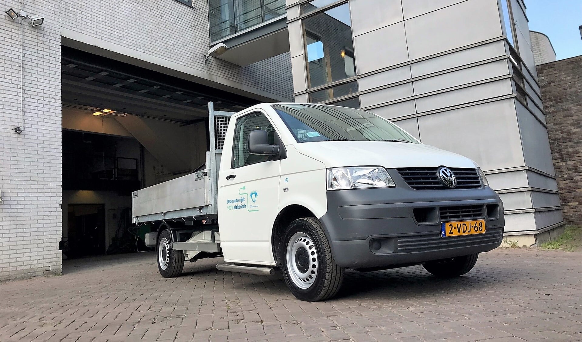 De eerste voor elektrische aandrijving omgebouwde Volkswagen Transporter in Nederland van de gemeente LDVB (foto: pr).