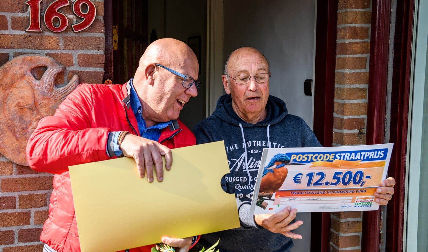 Gaston overhandigt de cheque van 12.500 euro aan Hans uit Leidschendam (foto: Roy Beusker Fotografie).