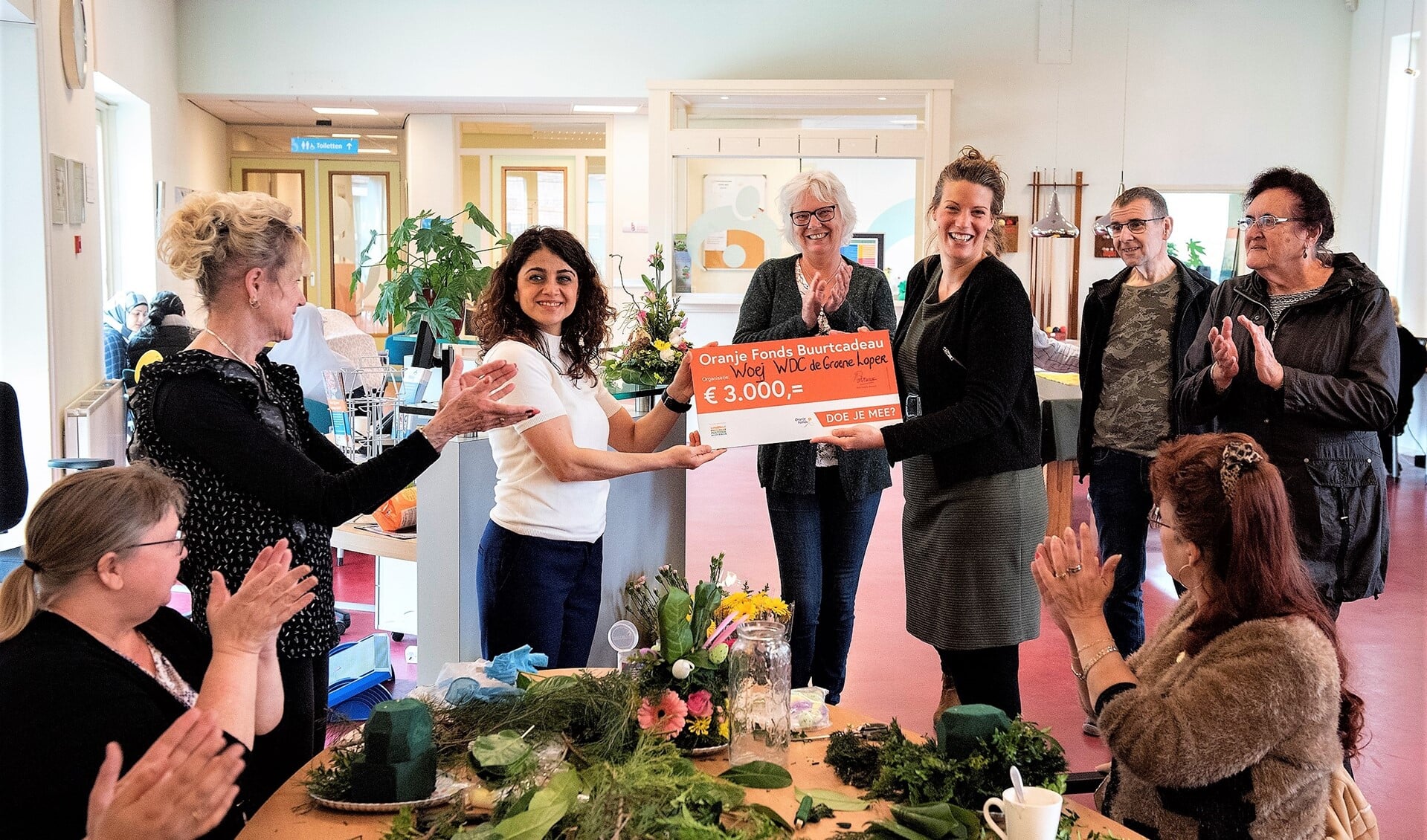 Namens het Oranjefonds wordt de cheque uitgereikt aan Nouna Hamazasip, Gebiedscoördinator Voorburg bij Stichting Welzijn Oud en Jong (foto: Michel Groen).
