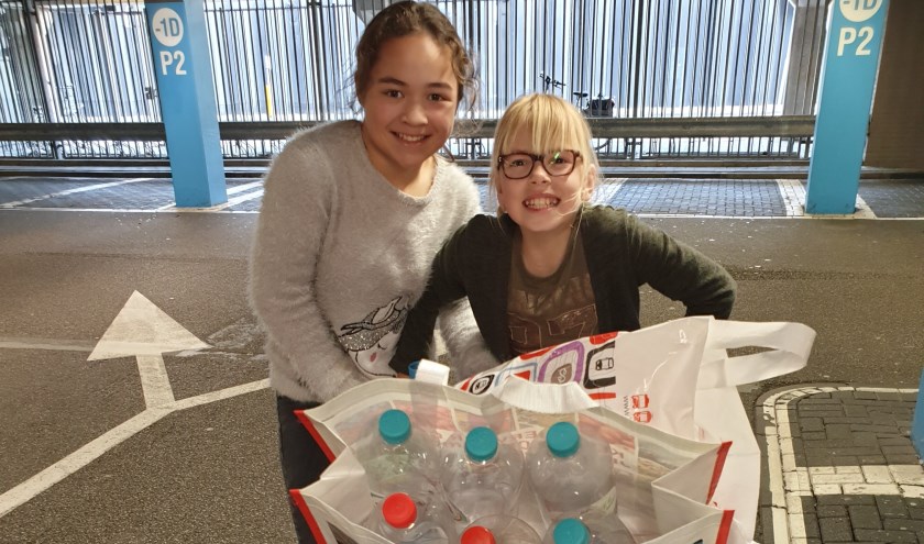 Daphne (l.) en Lucie van de Floriant bezig met hun eigen flessenactie. Foto: pr