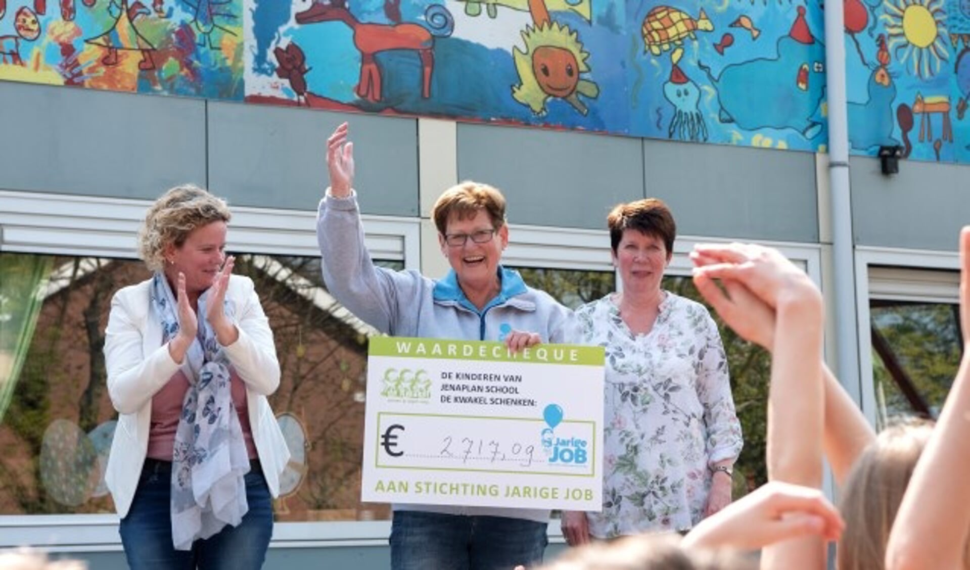 Margriet van Stichting Jarige Job neemt de cheque in ontvangst.
