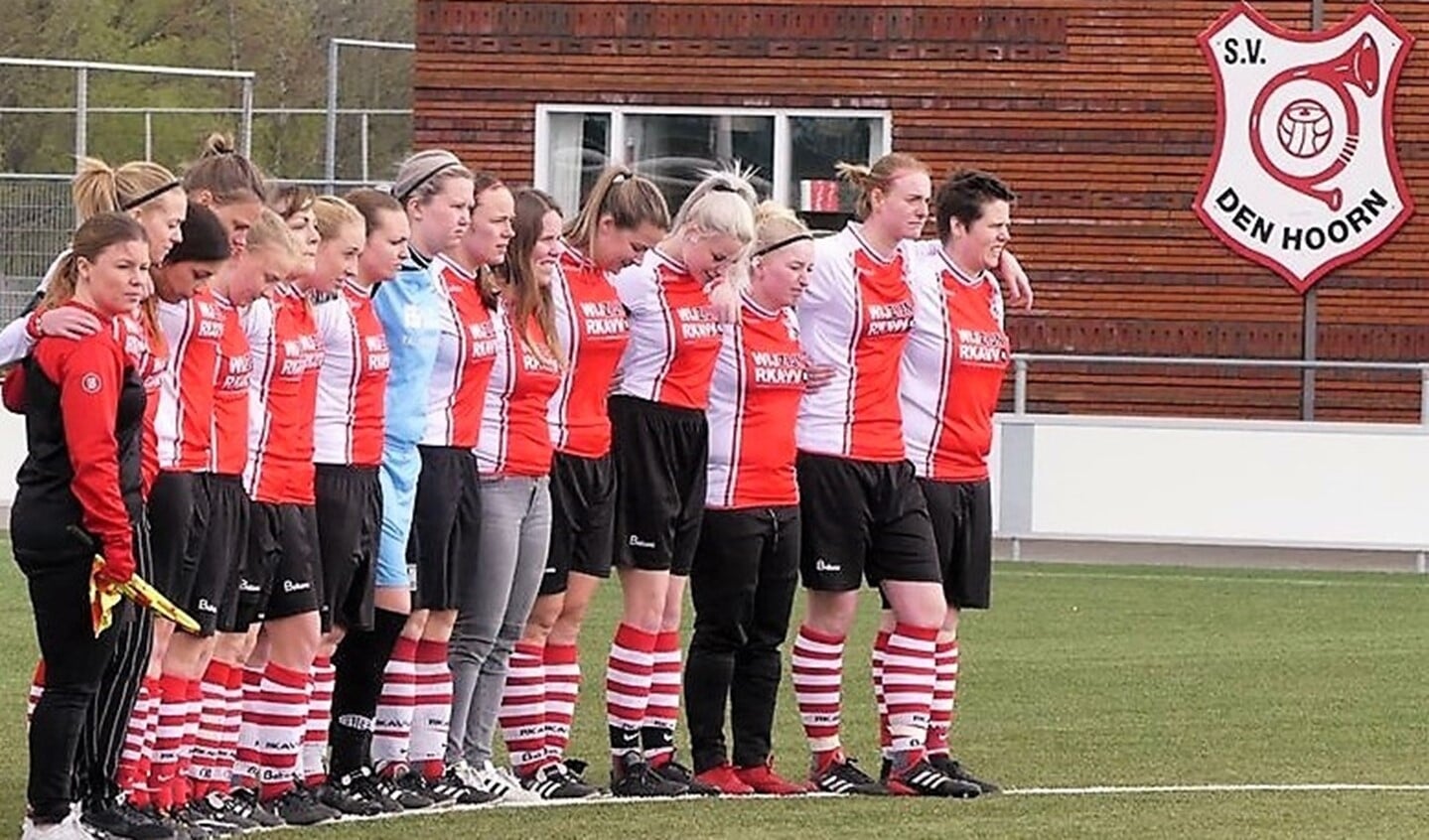 Voor een overleden bekende van RKAVV was er 1 minuut stilte bij Den Hoorn-RKAVV (foto: J.v.d.Hulst).