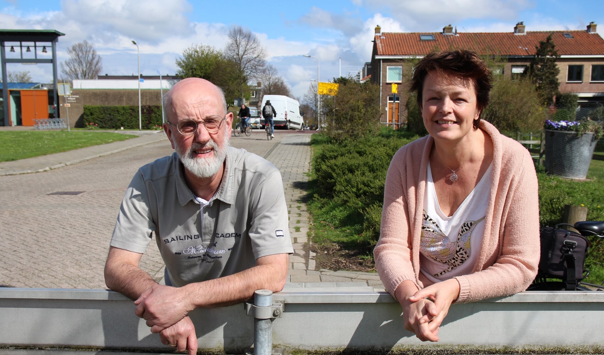 Esther en Hans op de grens van de oude kern en nieuw Delfgauw. Het beroemde paaltjespunt bij de Pauwmolen.