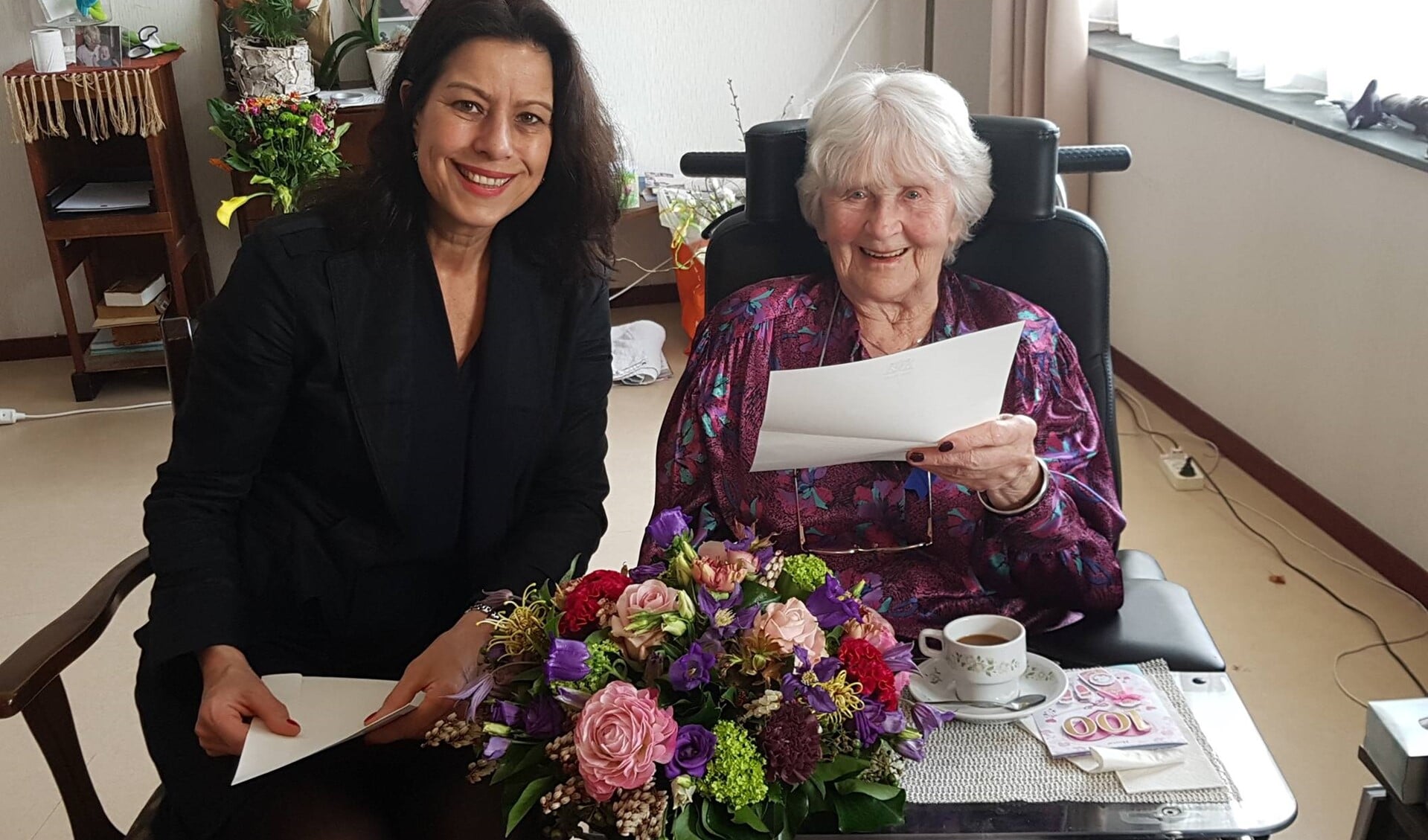 Lies de Jong wordt gefeliciteerd door Petra Sevinga, Stadsdeeldirecteur Leidschenveen-Ypenburg, namens burgemeester Krikke van Den Haag (Foto: Ap de Heus).