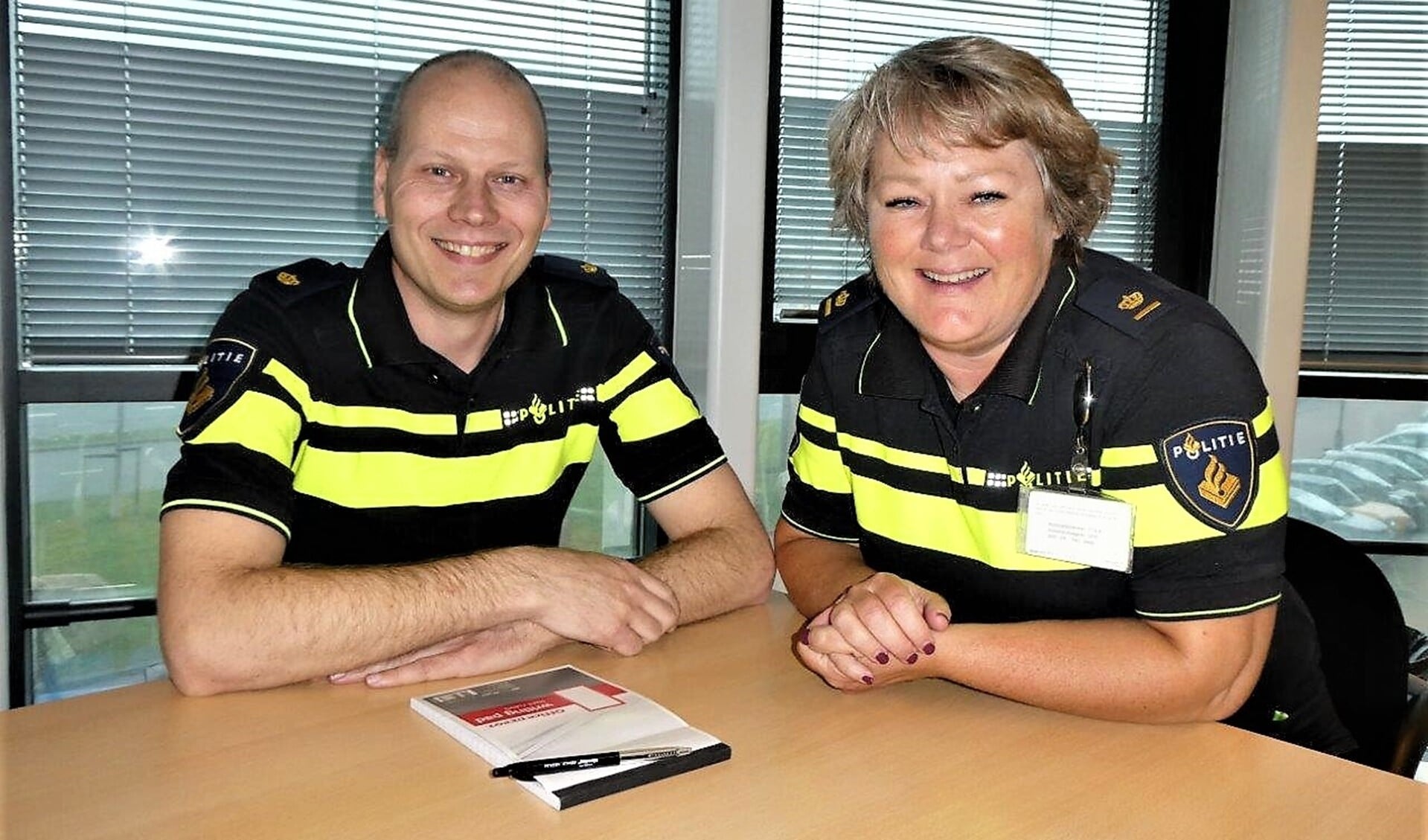 Teamchef Anouk Radloff en Operationeel specialist Dennis D. van der Sluis tijdens het bezoek aan het bureau (foto/tekst: Dick Muijs).