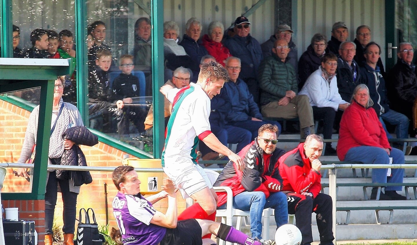 De trainers Erik v. Manen & Rob v. Benten zien toe hoe Sem v.d. Salm (Stompwijk'92) een duel verliest (foto: AW).