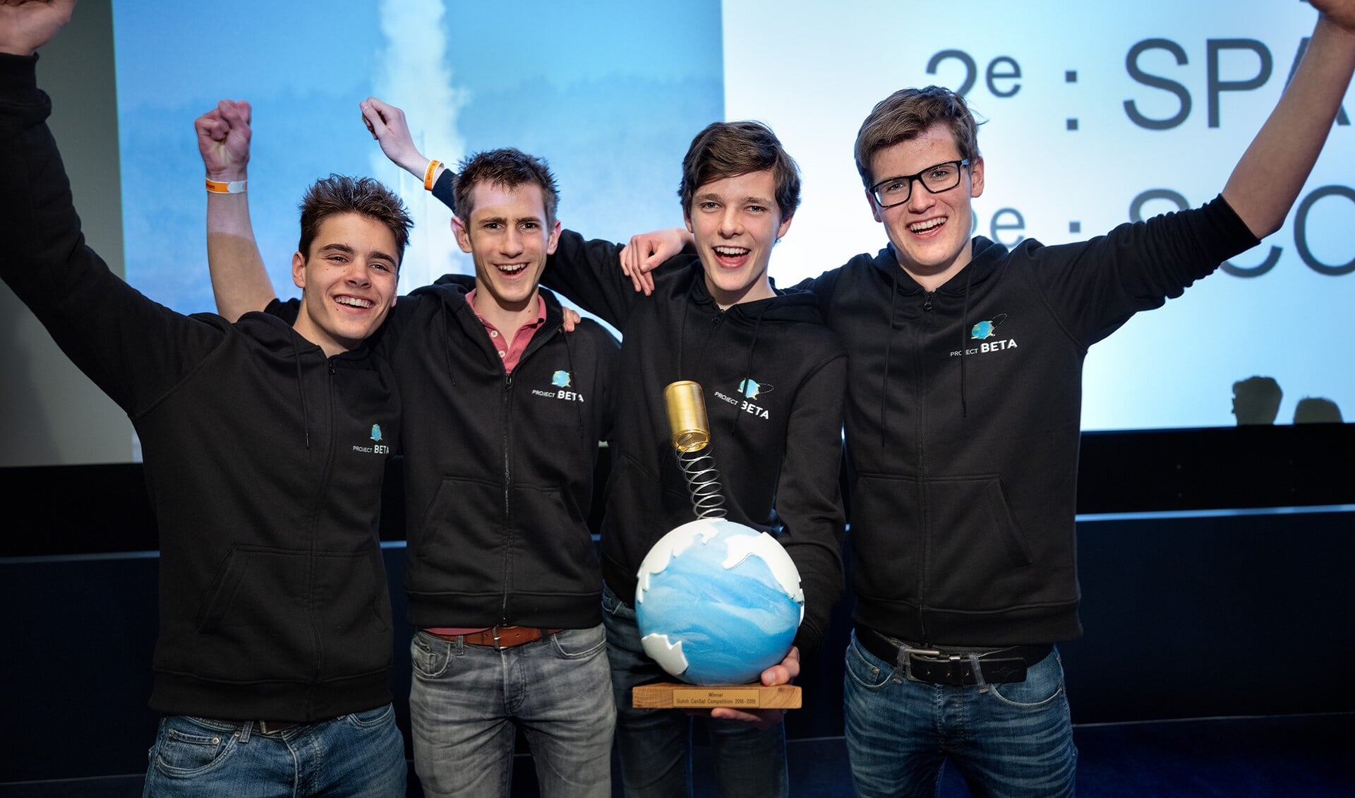 Niels, Rens, Jesse en Tim met de eerste prijs! (foto: DigiDaan)