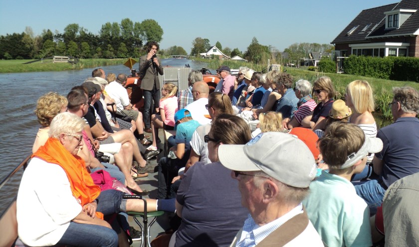 Tussen de vaarten in maken de passagiers een korte wandeling naar de plek waar het vliegtuig is neergekomen. Foto: Cees van Lochem