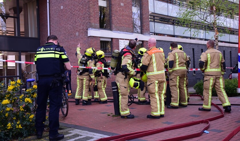 Een groot aantal hulpverleners kwam ter plaatse om de woningen te ontruimen en te controleren en om hulp te verlenen aan de slachtoffers (foto: Sebastiaan Barel).