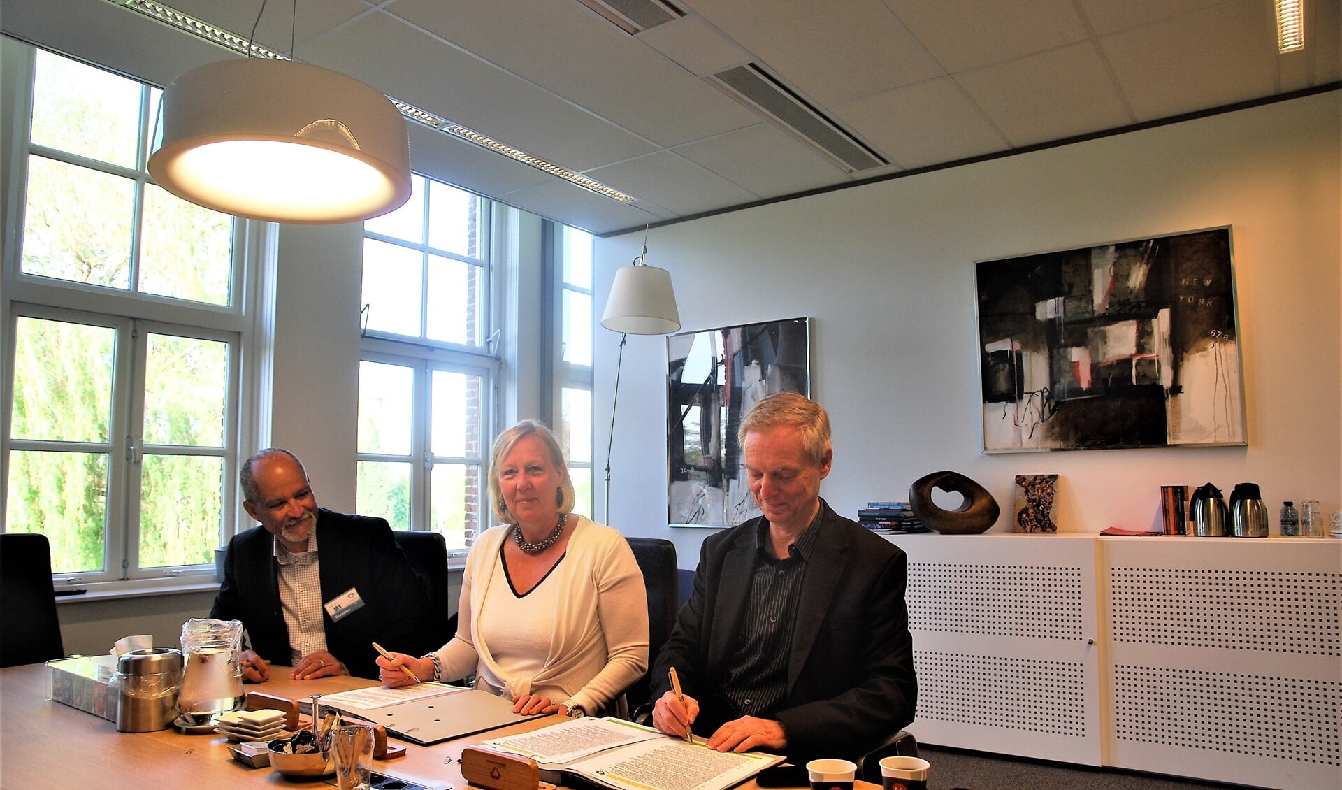 Namens de gemeente tekende wethouder Astrid van Eekelen (m.) en namens de coöperatie Herbert Carbière en Rob Kniesmeijer (foto: pr).