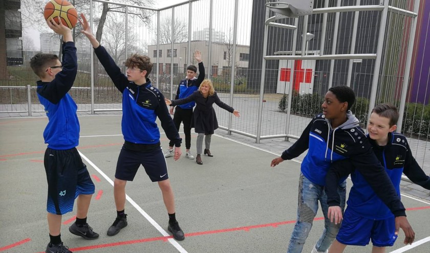 Op 22 maart mochten de ONC'ers alvast het Urban sportveld openen, een idee van de leerlingen. Naast het sportveld is er een wandel- en trimparcours gerealiseerd. Foto: pr