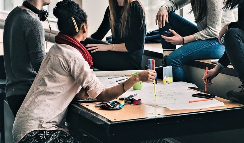 Organisaties die activiteiten aanbieden rond het betreffende thema, gaan nu met elkaar in gesprek om te toetsen of en op welke wijze hun activiteiten bijdragen aan de gestelde doelen, of er nog activiteiten missen waardoor bepaalde doelen niet behaald worden of dat er misschien juist overlap in het aanbod zit.