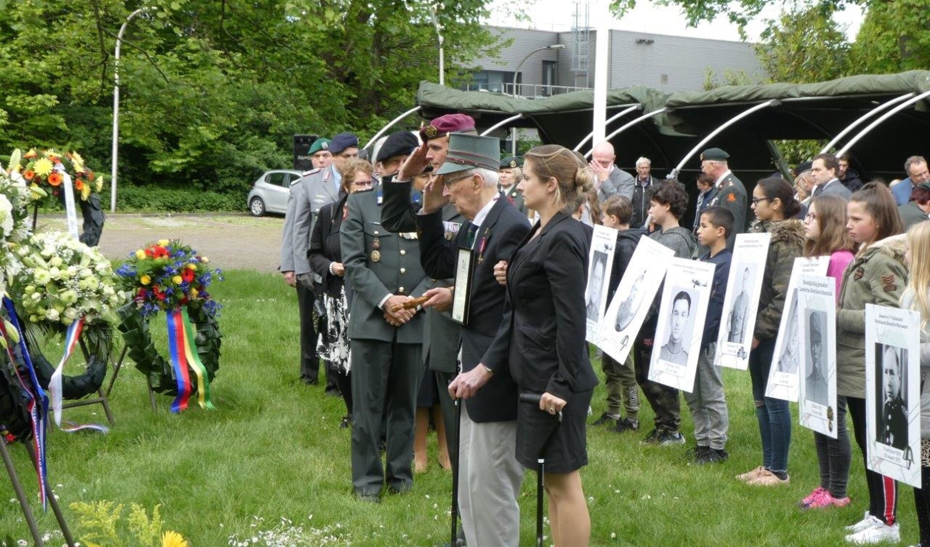 De nog krasse 102-jarige grenadier Paul Moerman bezoekt ieder jaar de herdenking. 