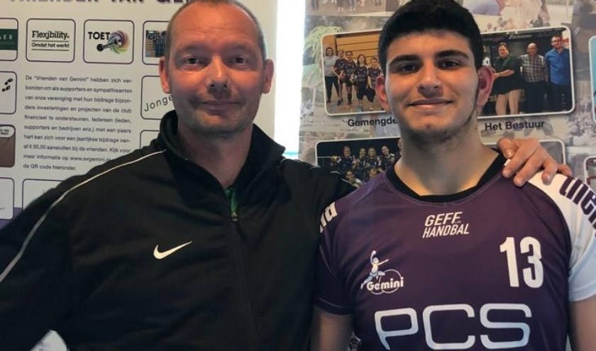 Oways heeft met hulp van zijn Sportmaatje zijn draai gevonden bij handbalvereniging Gemini. Foto: Peter Birdie / Piëzo