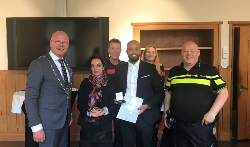 De huldiging van de heer Houbba voor zijn heldhaftige optreden (foto: gemeente LDVB).