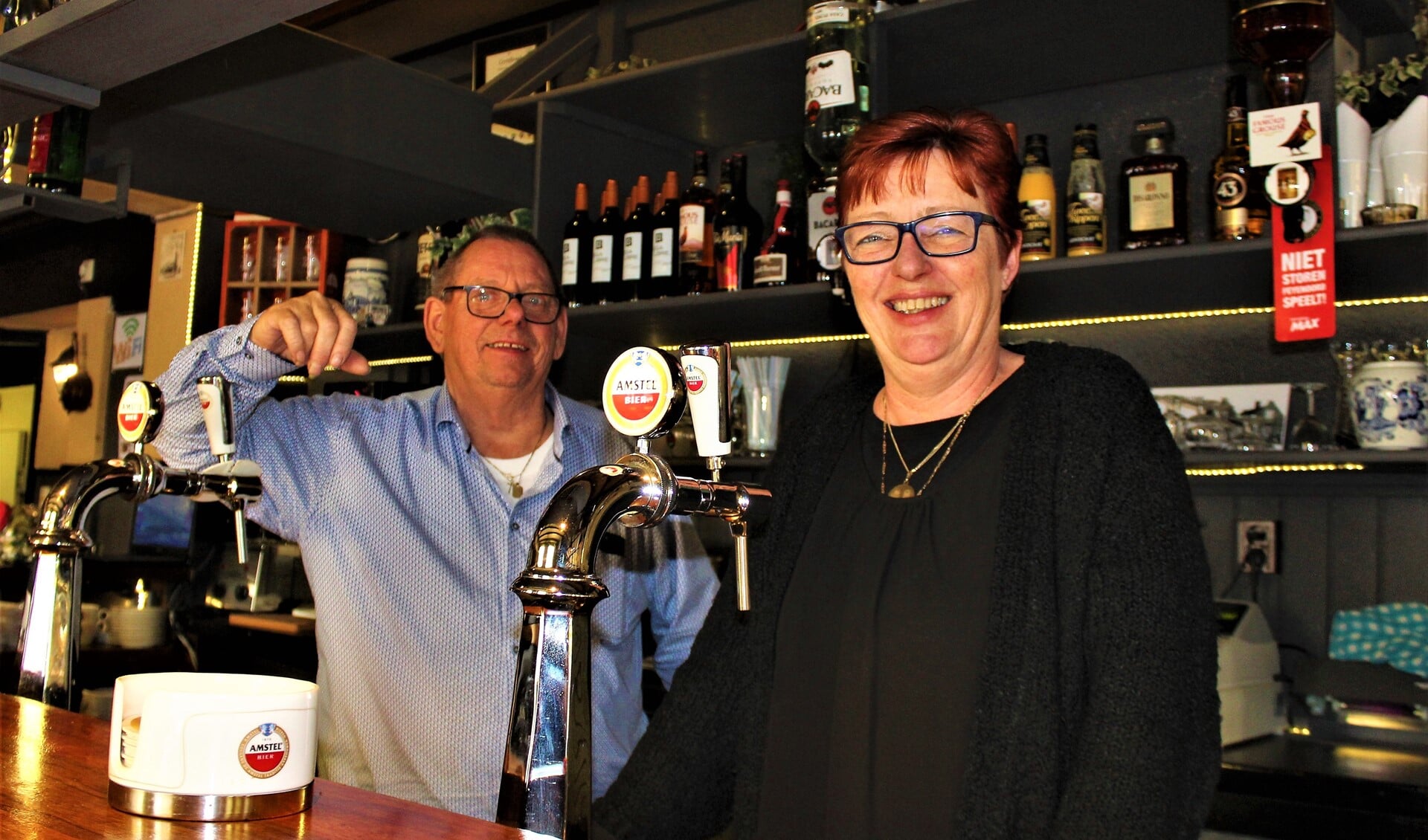 Ruud en José Scholtes stoppen na 30 jaar met het Café De Gouden Leeuw in Stompwijk, dat 100 jaar heeft bestaan, maar nu definitief dicht gaat (foto/tekst: Dick Janssen).