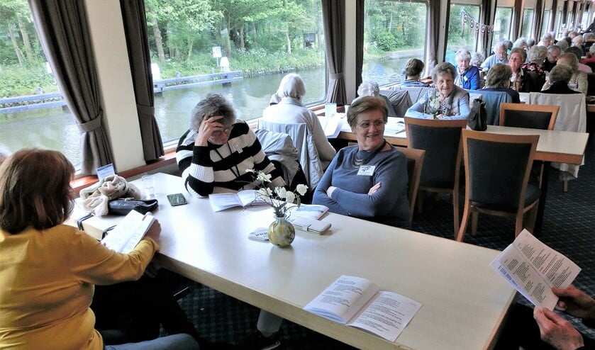Tijdens de vaartocht werd genoten van een hapje en een drankje en uit volle borst meegezongen met allerlei bekende liederen (foto: pr ZB).