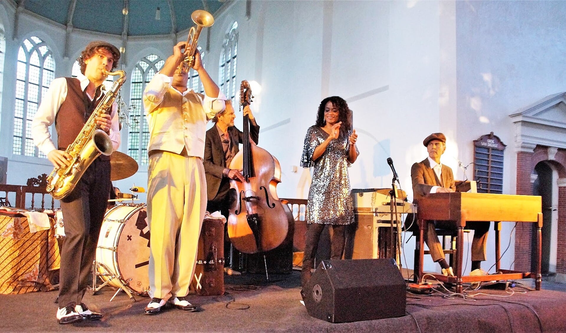  In een overvolle Oude Kerk bracht Michael Varekamp & The Legends, samen met Izaline Calister een ode aan de legendarische namen uit de jazz zoals Louis Armstrong en Duke Ellington (foto: pr).