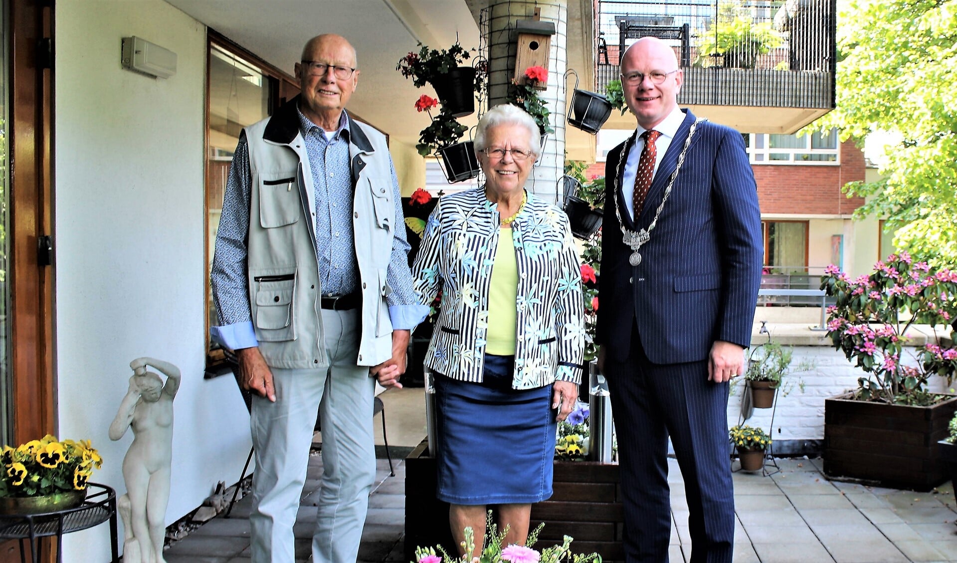 Het diamanten echtpaar Rozenburg met burgemeester Klaas Tigelaar (foto/tekst: Dick Janssen).