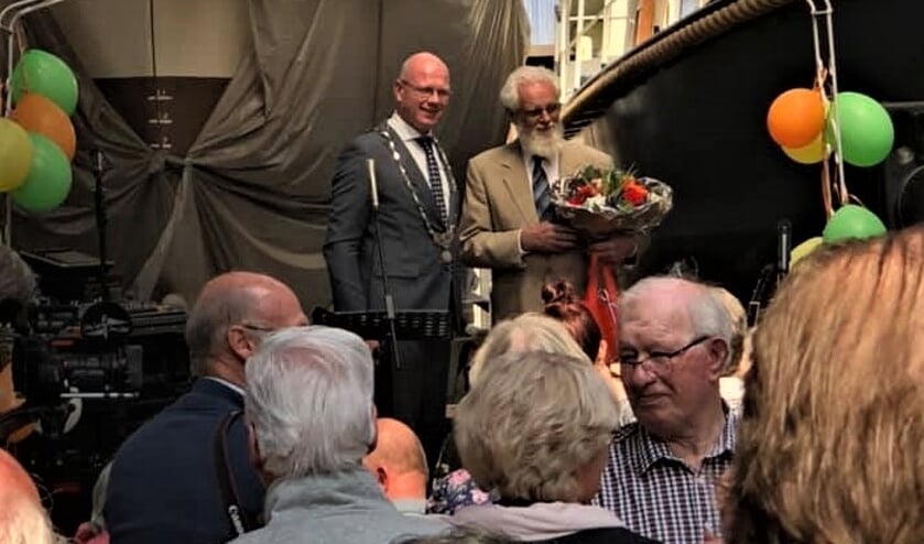 De heer De Haas kreeg de versierselen opgespeld, behorend bij zijn benoeming tot Lid in de Orde van Oranje-Nassau (foto: facebook De Hollandse Vloot).