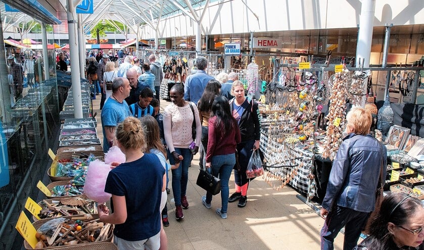 Drukte in winkelcentrum De Julianabaan tijdens het Voorjaarsfestival (foto: Michel Groen).