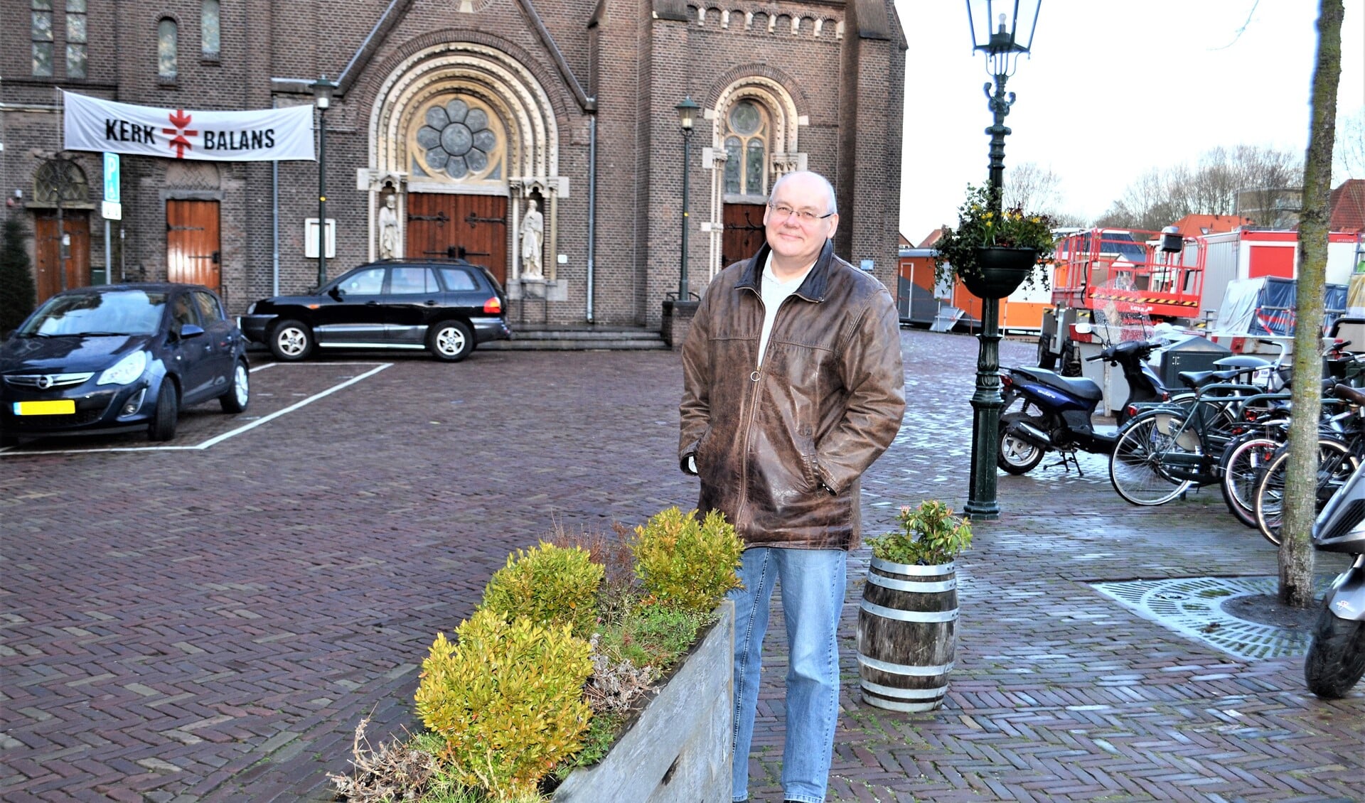 Peter van Dolen bij de sluis en de Petrus en Pauluskerk (foto: Inge Koot).
