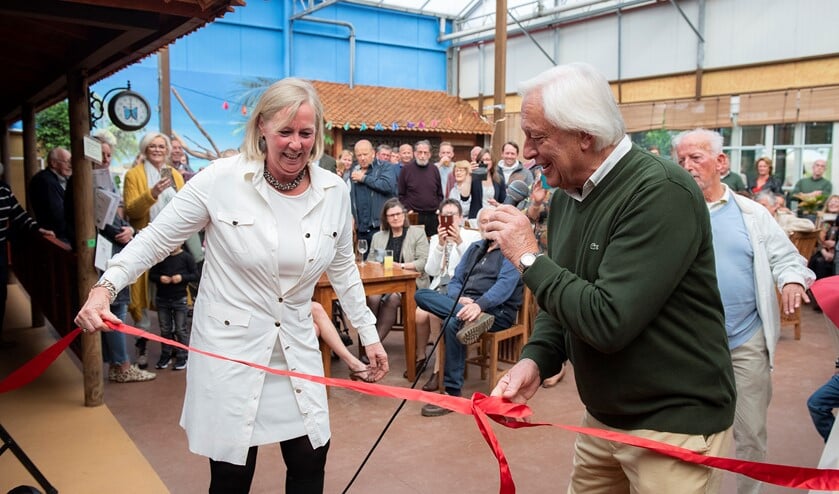 Wethouder Astrid van Eekelen opent samen met eigenaar Jan Kienjet de vernieuwde en uitgebreide tropische vlindertuin (foto: Michel Groen).