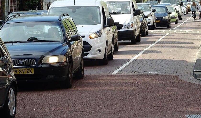 File op de Damlaan in Leidschendam Centrum. Welke maatregelen zijn er nodig om de bereikbaarheid en doorstroming te bevorderen? (foto: Ap de Heus).