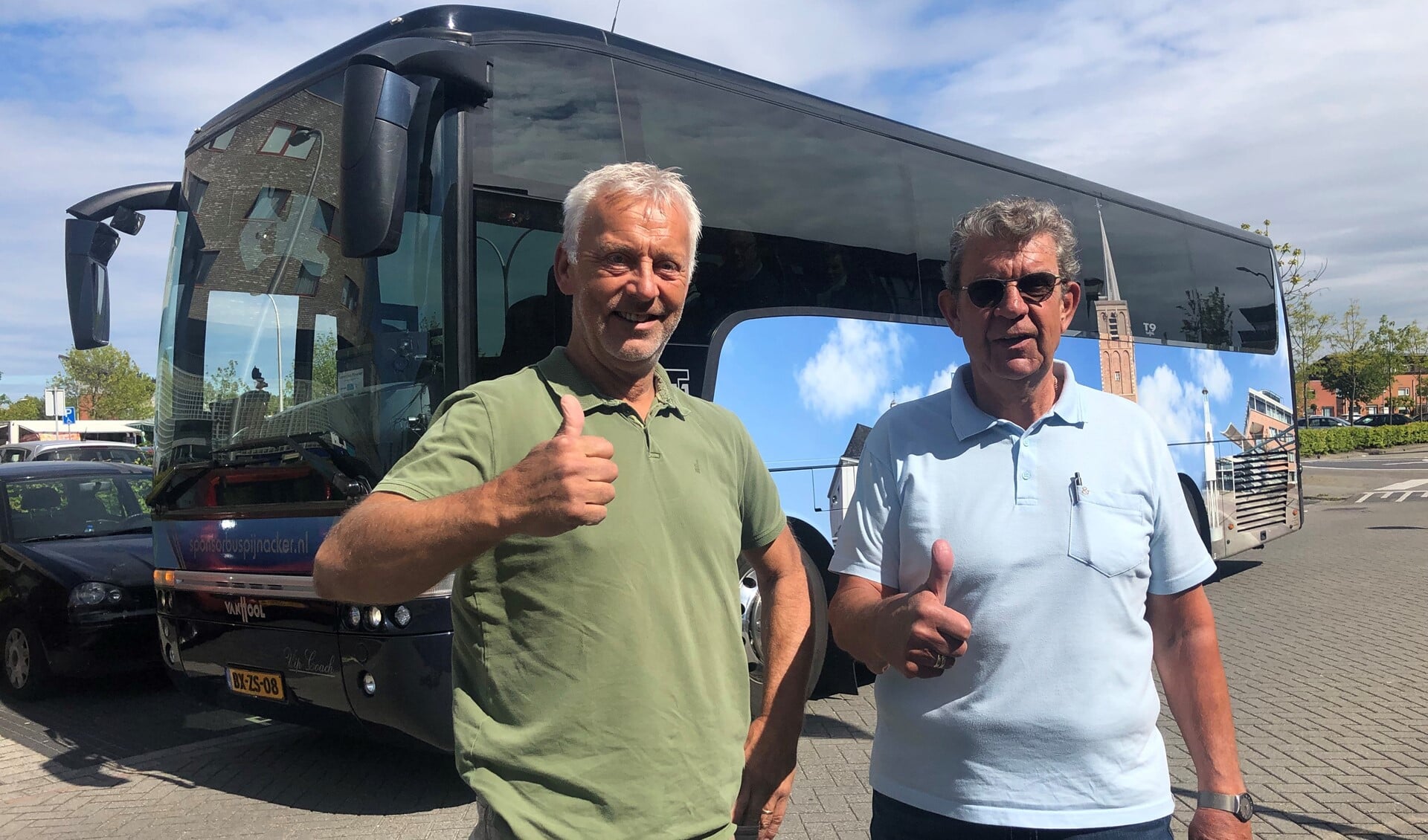 Gerrit Jasperse en Kees Draisma zijn volop maatschappelijk actief. Vorige week reed het gezelschap met een bus vol senioren voor een dagtochtje naar Monster.