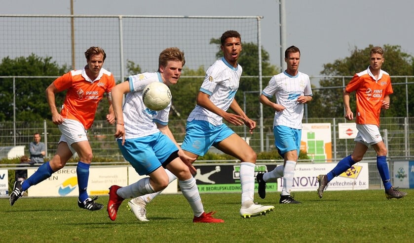 Forum Sport (Tom Bijen, Orlando Agues Ribeiro (0-1) & Marc du Chatenier) zette 'het andere Oranje' constant onder druk (foto: AW).