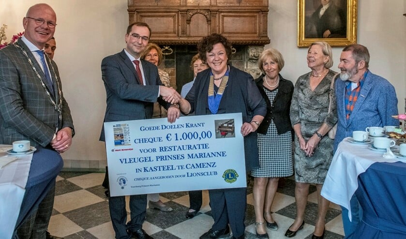 Overhandiging van de Lions-cheque voor restauratie van de pianovleugel Pr.Marianne (foto: Ronald Meekel).