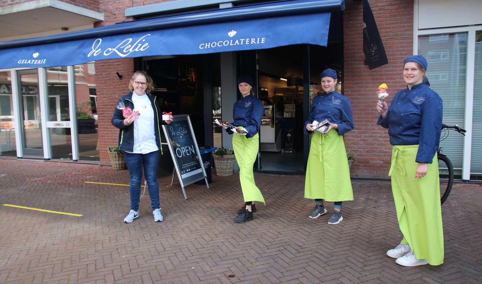 Linsey Lindeman (links) en enkele collega’s bij de nieuwe winkel in Nootdorp.