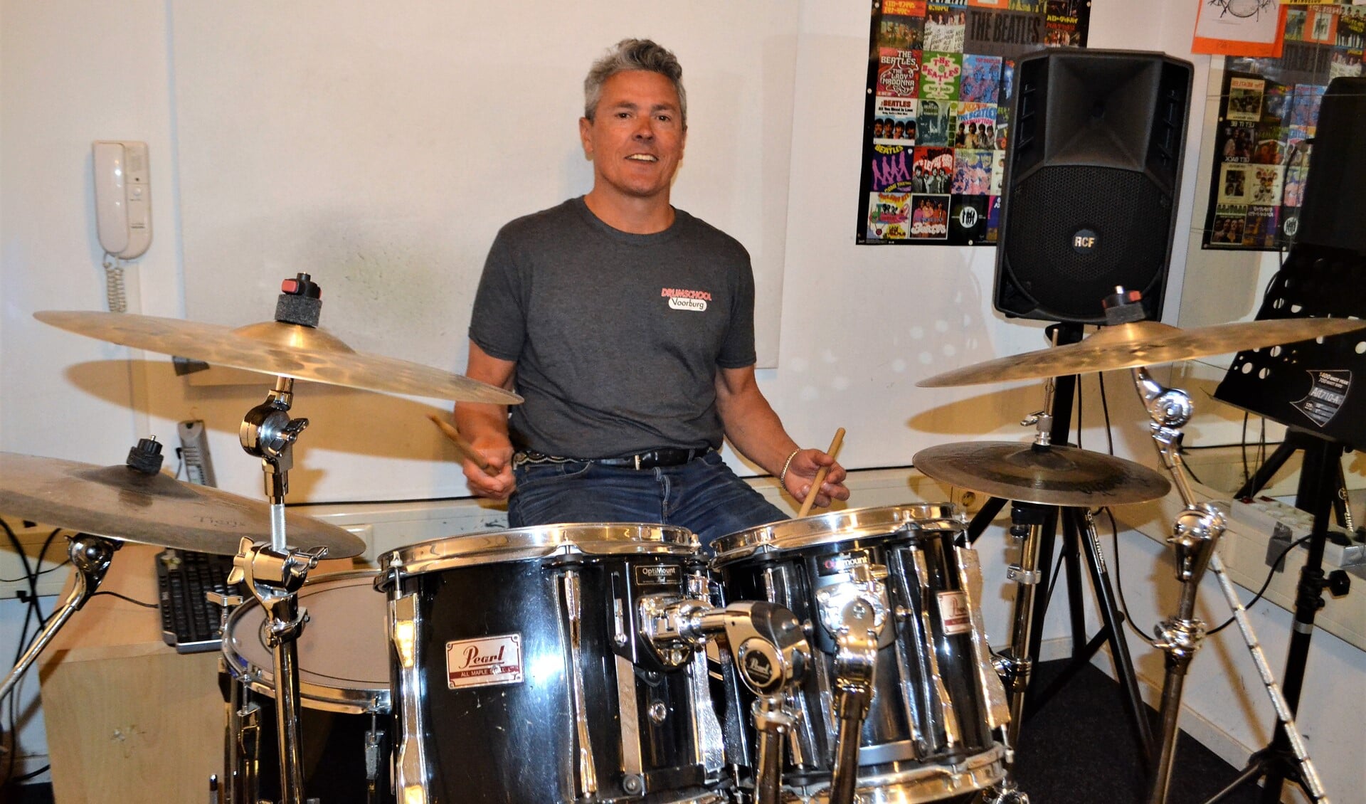 Paul Reijenga is naast eigenaar van de drumschool ook drummer bij de Voorburgse band The Raspersj (foto: pr).