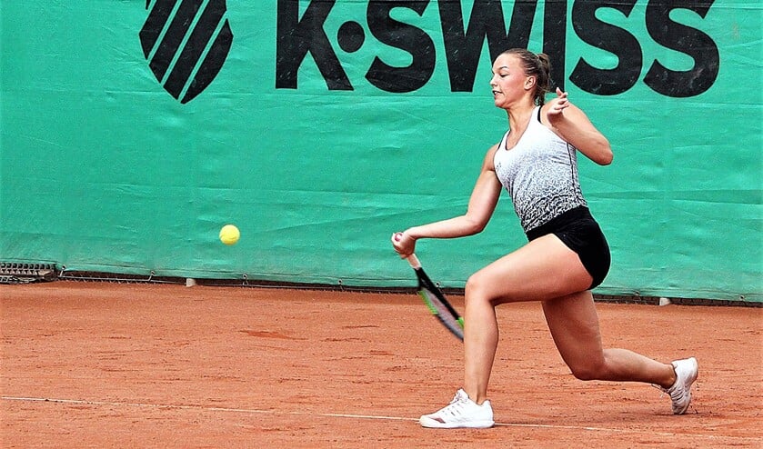 Sem Wensveen in actie voor tennisvereniging LTC Leeuwenbergh op Sportpark Leeuwenbergh (foto: pr LTC Leeuwenbergh).