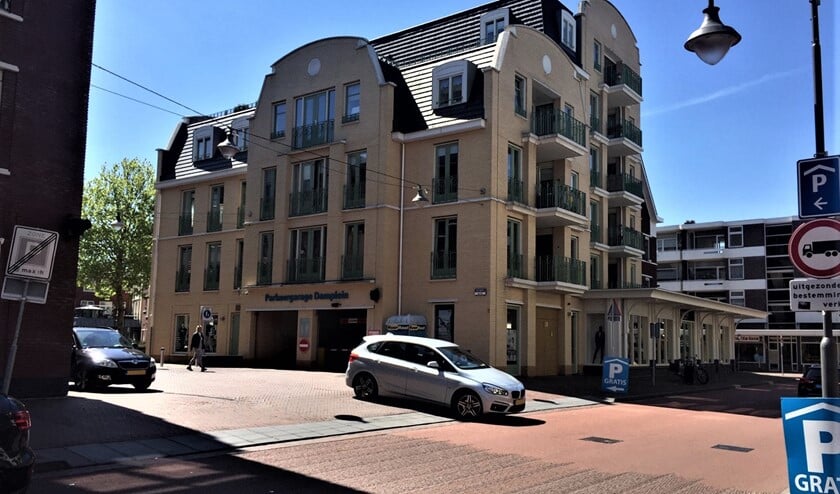 De ingang van de parkeergarage Damplein, waarin vanaf juni een blauwe zone wordt ingevoerd (foto: pr gemeente LDVB).