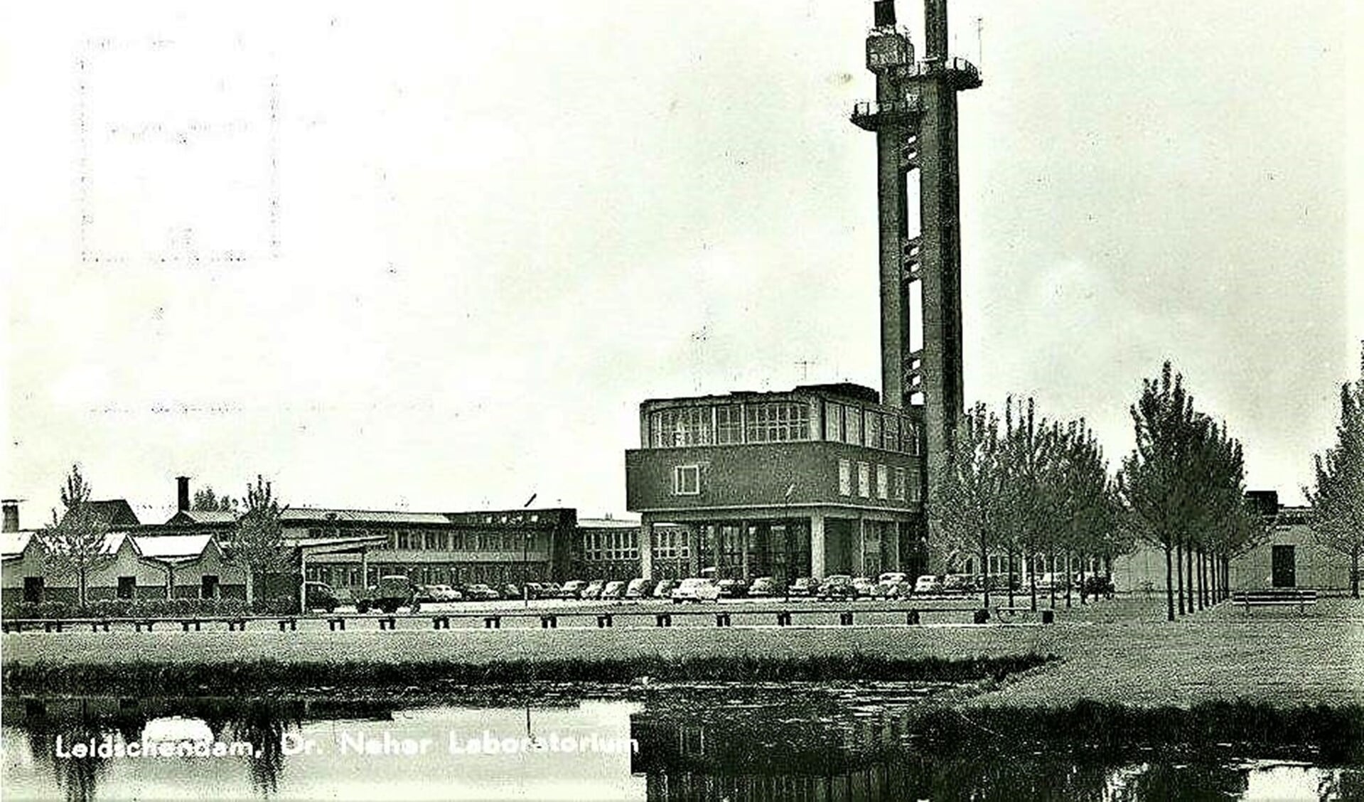 Het Dr. Neherlaboratorium in Leidschendam, toen nog niet omringd door bebouwing (archieffoto).