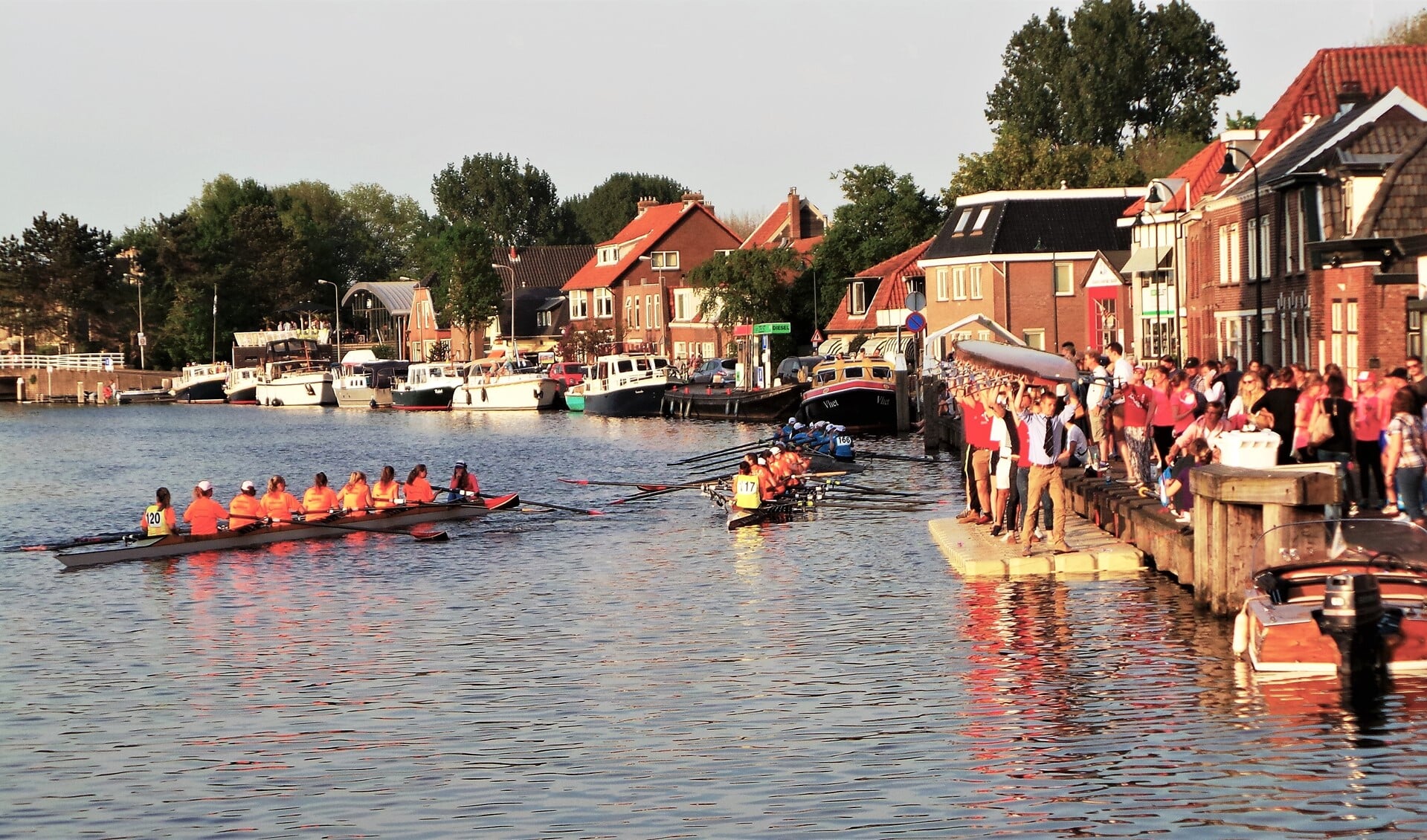 Bij de Leidschendamse sluis moeten de boten het water uit en is de laatste stop voor de finish in Delft (foto: pr).