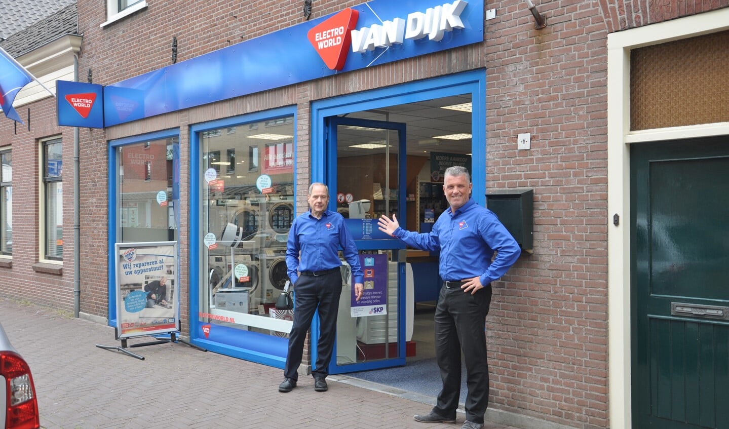 Dick Westerman en Peter de Roos bij de winkel aan de Oostlaan in Pijnacker.