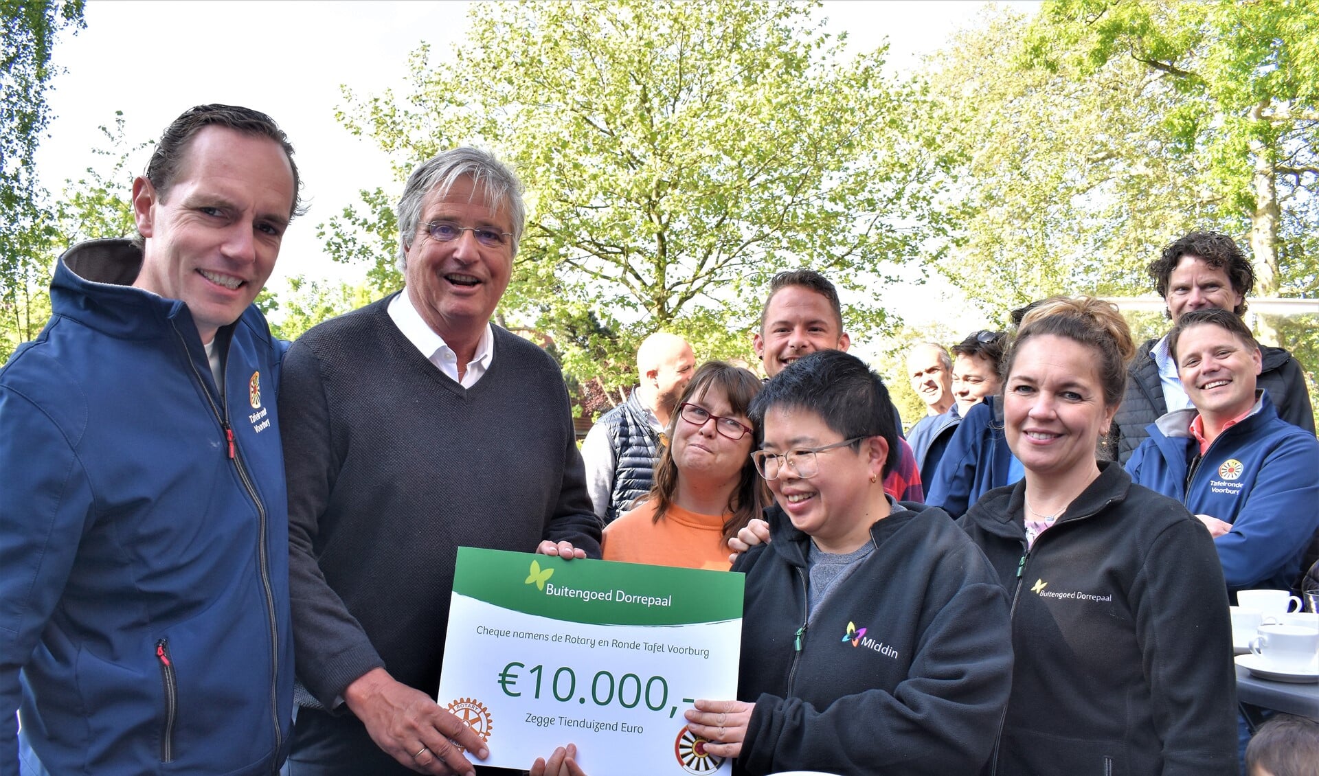 Namens de Rotary en Ronde Tafel boden Willem Middelburg en Roderick Reichert een cheque aan van € 10.000 (foto: pr).