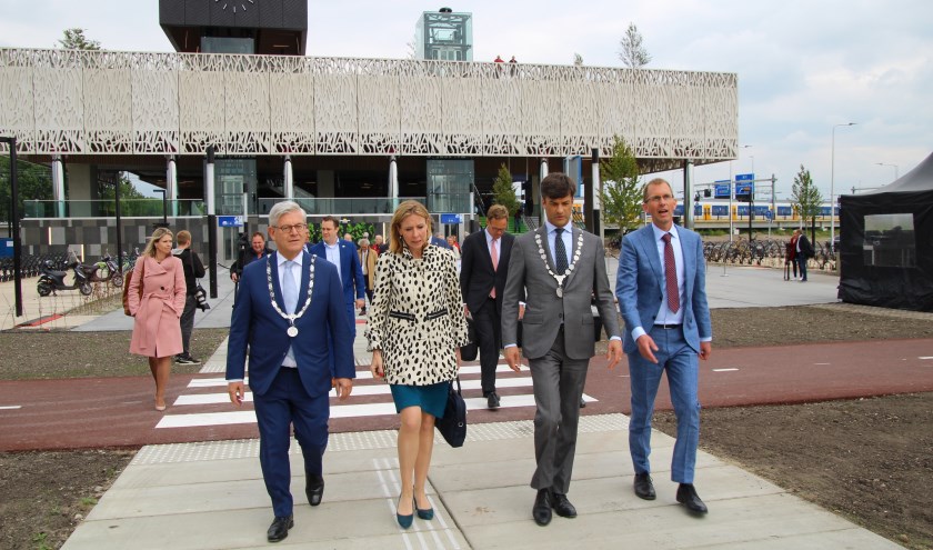 Staatssecretaris Stientje van Veldhoven (ministerie van Infrastructuur en Waterstaat) met burgemeesters Pieter van de Stadt (Lansingerland) en Charlie Aptroot (Zoetermeer). Foto: Spa-Media